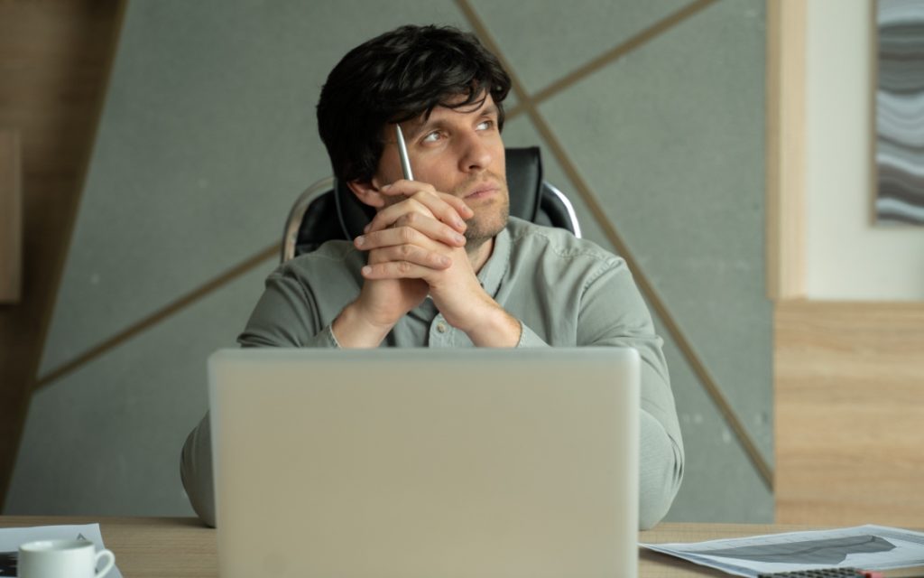 De plus en plus de salariés font semblant d’utiliser l’IA pour cette raison surprenante