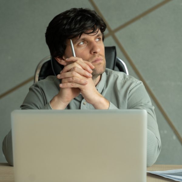 De plus en plus de salariés font semblant d’utiliser l’IA pour cette raison surprenante
