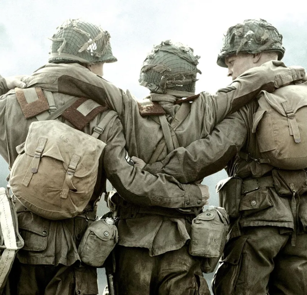 23 ans séparent ces deux excellentes séries de guerre : elles ont pour point commun Steven Spielberg !