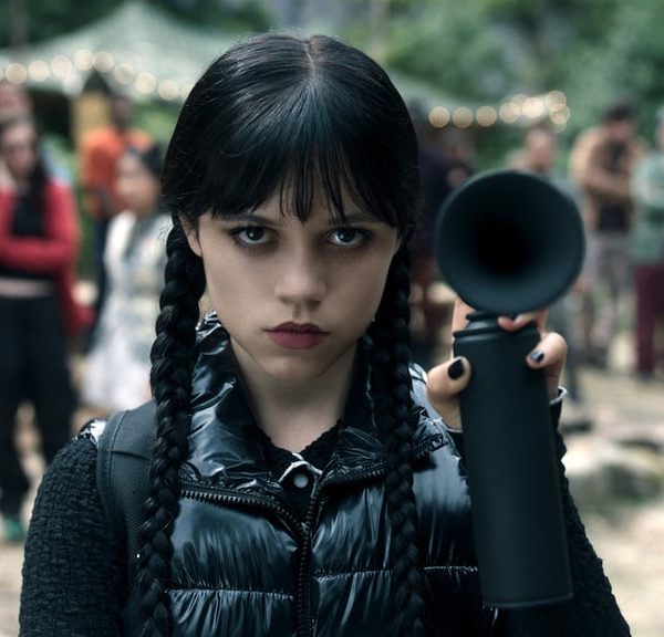 Ce personnage ne reviendra pas dans la série Mercredi sur Netflix : il est la cible de lourdes accusations