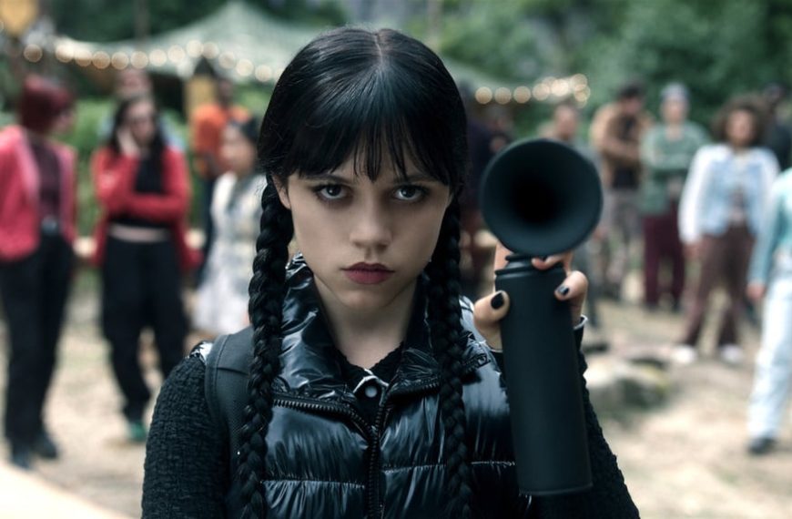 Ce personnage ne reviendra pas dans la série Mercredi sur Netflix : il est la cible de lourdes accusations