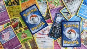 Un fan de Pokémon veut vendre ses cartes au marché aux puces et se rend compte qu'il a détruit plus de 600 cartes avec ce simple geste…