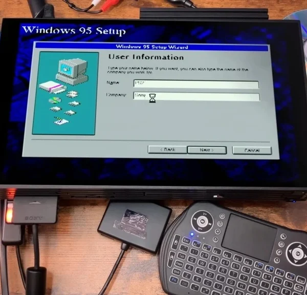 Il a installé Windows 95 sur cette PlayStation et a vu de ses propres yeux pourquoi c'est l'une des consoles les plus complexes de Sony !
