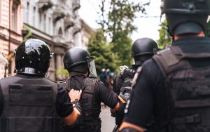 Elle poste une annonce immobilière en ligne et reçoit un raid de la police