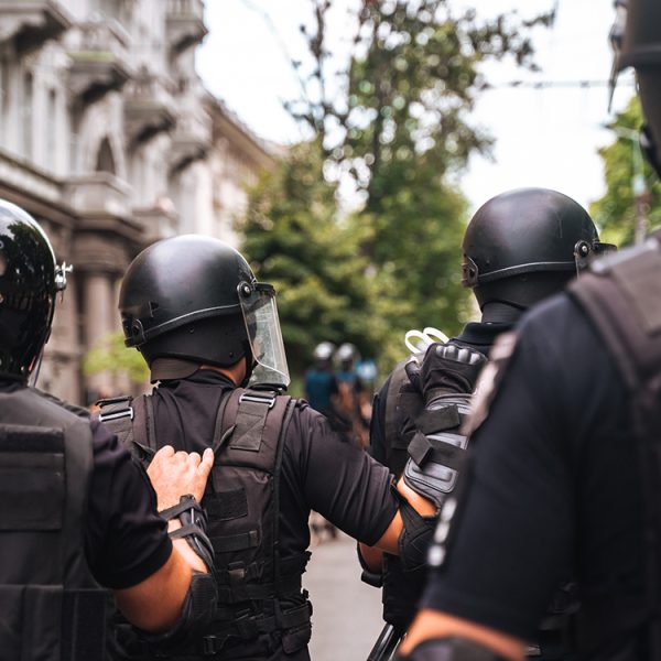 Elle poste une annonce immobilière en ligne et reçoit un raid de la police