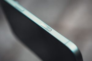 Trop coûteux, trop complexe : Apple pourrait simplifier (voire supprimer ?) le bouton photo de l’iPhone