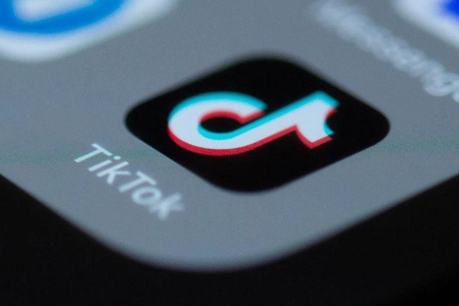 TikTok remplace ses modérateurs anglais par l’IA