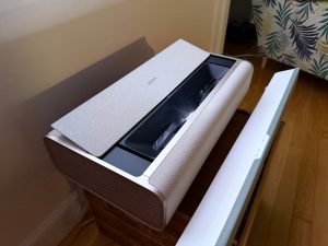 Test XGIMI Aura 2 – Le projecteur ultra courte focale qui transforme votre salon en cinéma