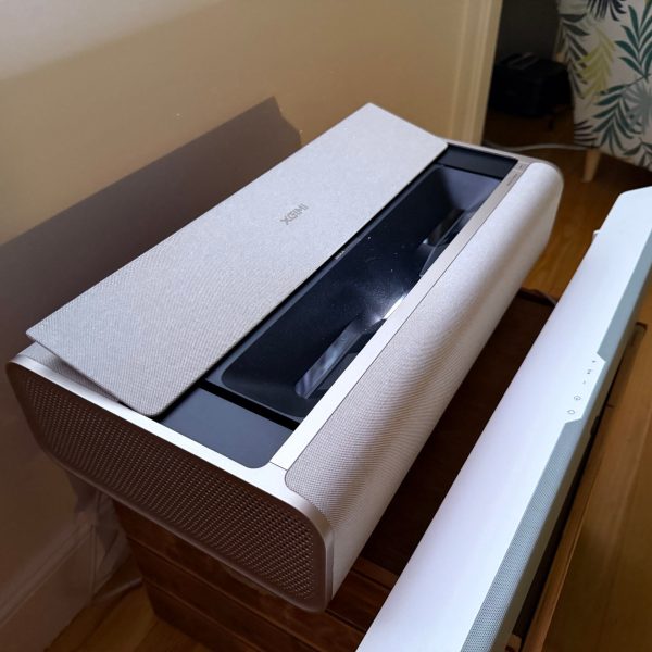 Test XGIMI Aura 2 – Le projecteur ultra courte focale qui transforme votre salon en cinéma