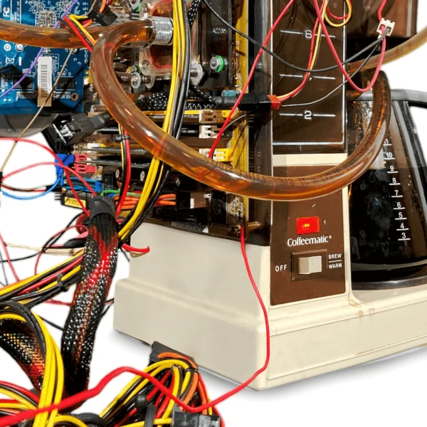 Coffeematic PC – Il refroidit son PC avec du café brûlant