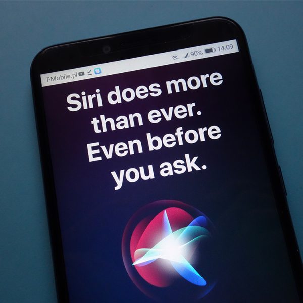 Siri devient de plus en plus catastrophique, Tim Cook promet des progrès… en 2026
