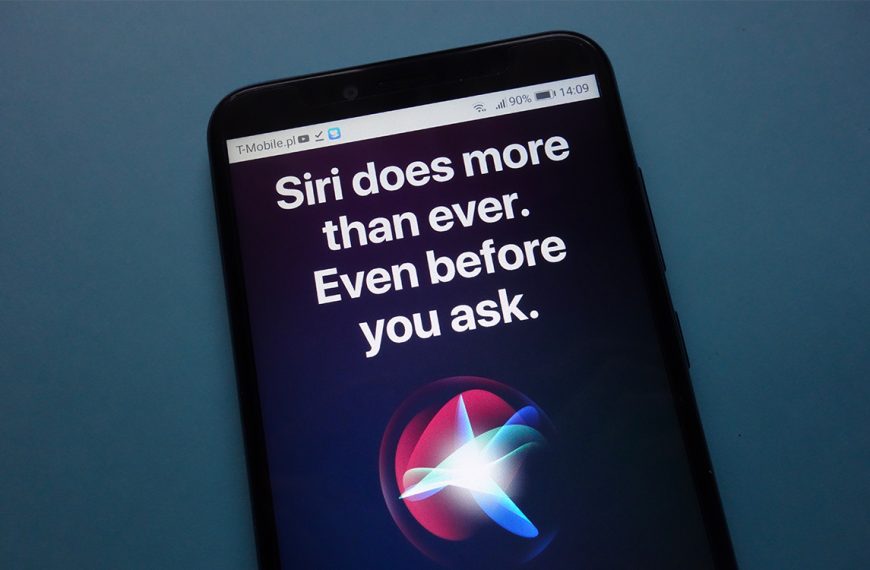 Siri devient de plus en plus catastrophique, Tim Cook promet des progrès… en 2026