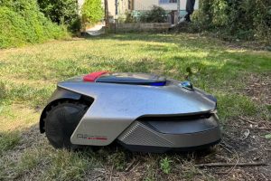 Dreame A2 : le nouveau roi des aspirateurs robots peut-il faire aussi bien avec son robot-tondeuse ?