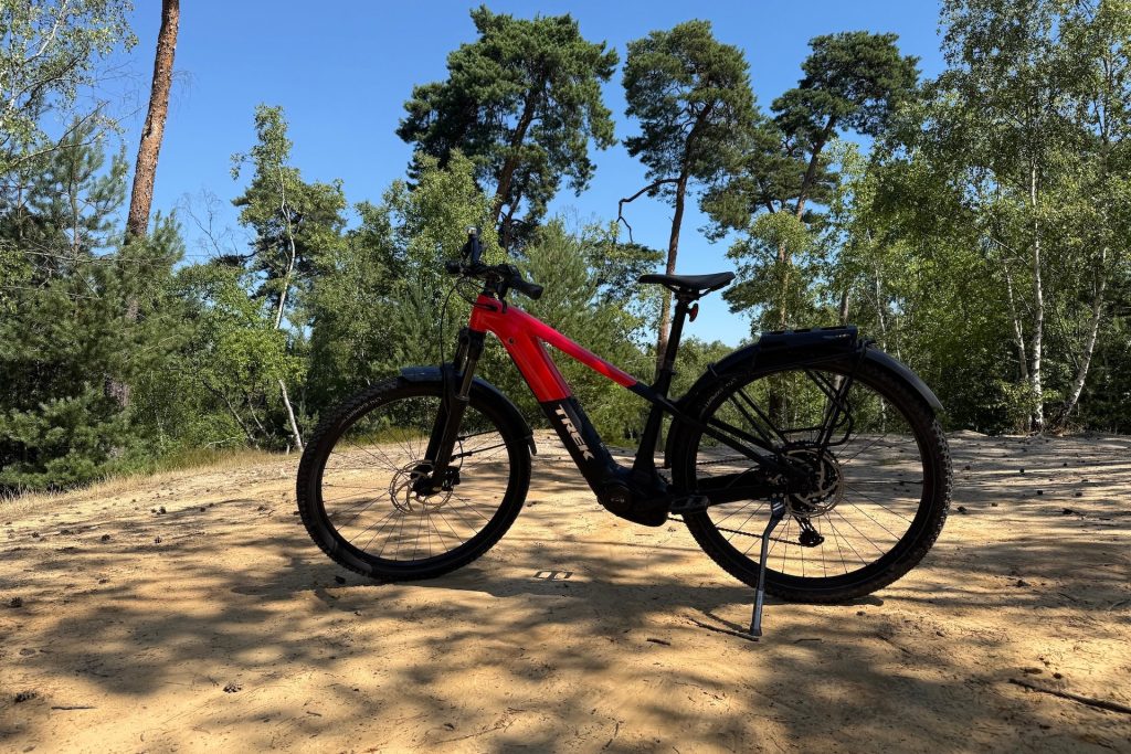 Test Trek Powerfly+4 : le VTT électrique qui voulait se faire passer pour un VTC