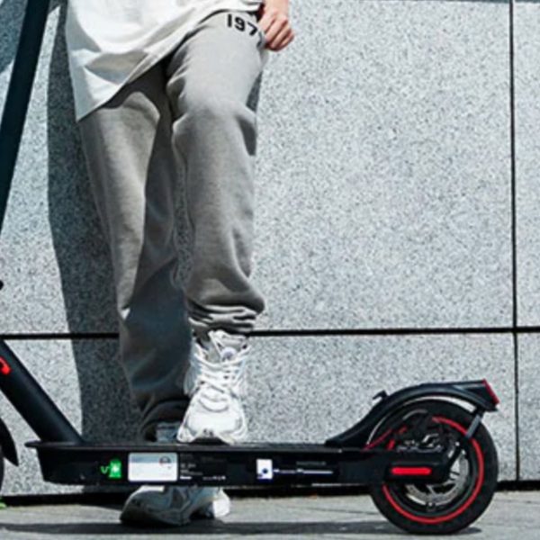 Cette trottinette électrique coûte 116€ (-60%), et le stock disparait à vitesse grand V ☀️