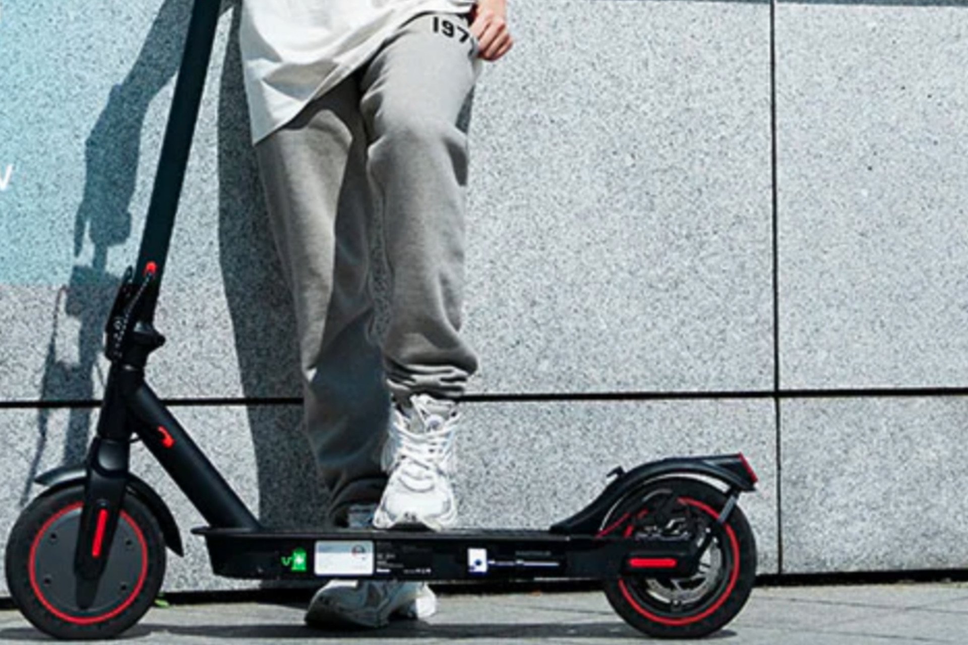 Cette trottinette électrique coûte 116€ (-60%), et le stock disparait à vitesse grand V ☀️