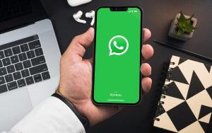 WhatsApp va reformuler nos messages par IA, va-t-on encore parler à des humains, ou à des robots ?