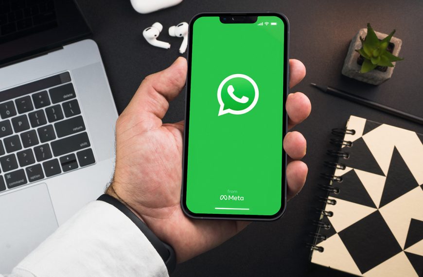 WhatsApp va reformuler nos messages par IA, va-t-on encore parler à des humains, ou à des robots ?
