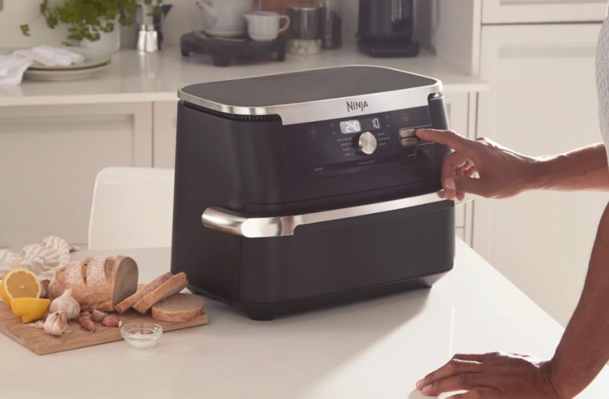 L’airfryer Ninja Foodi Flex d’une capacité de 10,4L est de retour à prix cassé avec les maniques et le tablier offerts !