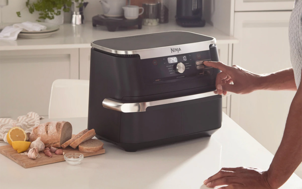 L’airfryer Ninja Foodi Flex d’une capacité de 10,4L est de retour à prix cassé avec les maniques et le tablier offerts !