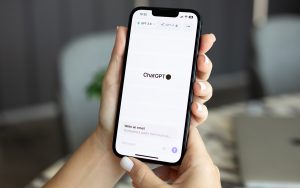 ChatGPT peut désormais lire vos emails avec votre accord, mais il faut passer à la caisse