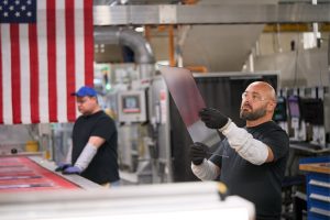 Pour ménager Donald Trump, Apple va produire le verre de tous ses iPhone et Apple Watch aux États-Unis