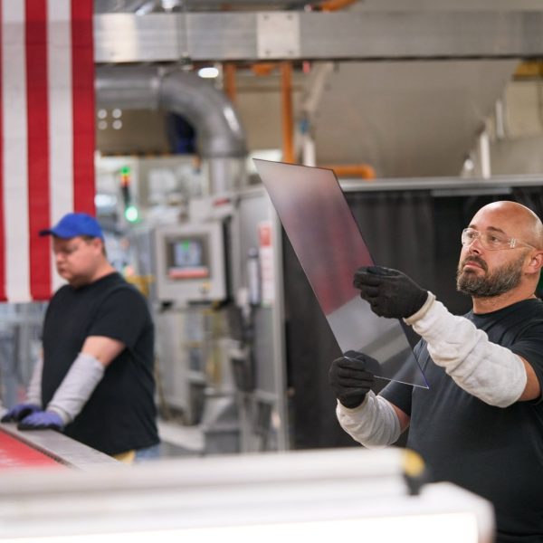 Pour ménager Donald Trump, Apple va produire le verre de tous ses iPhone et Apple Watch aux États-Unis
