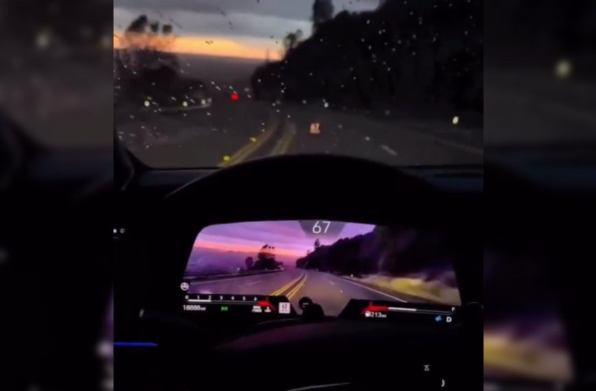 Pourquoi regarder la route quand un écran de 55 pouces le fait pour vous ? Cette vidéo a la réponse