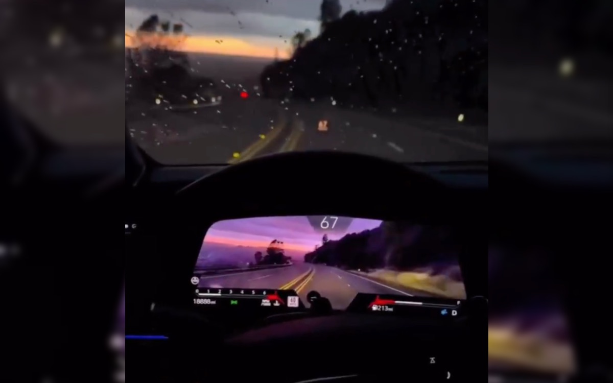 Pourquoi regarder la route quand un écran de 55 pouces le fait pour vous ? Cette vidéo a la réponse
