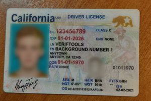 Faux permis et passeports : la police ferme VerifTools, un site pirate spécialisé dans les papiers contrefaits