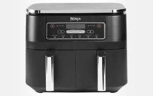 Le grand airfryer Ninja Foodi avec 2 compartiments est de retour à prix cassé et il est livré avec des maniques et un tablier, vite !