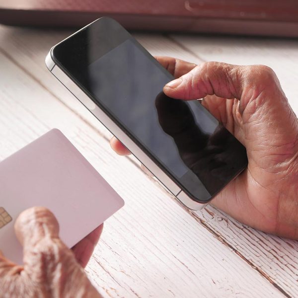 Protéger les seniors connectés : pourquoi offrir un VPN à vos parents ?