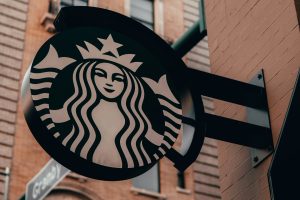 Imprimantes, moniteurs, multiprises : Starbucks déclare la guerre aux bureaux improvisés dans ses cafés