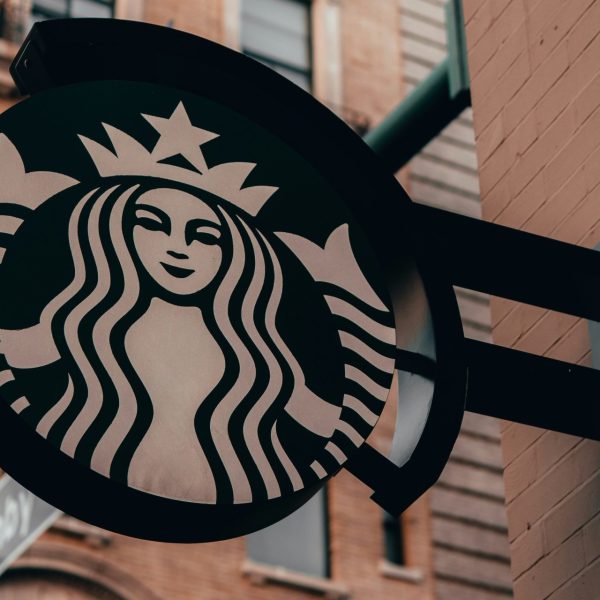 Imprimantes, moniteurs, multiprises : Starbucks déclare la guerre aux bureaux improvisés dans ses cafés