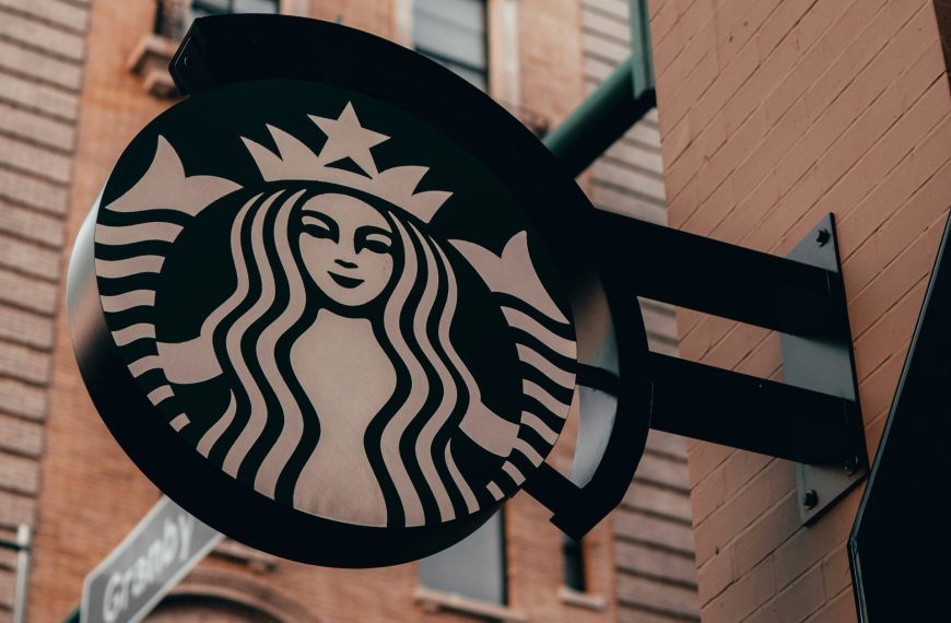 Imprimantes, moniteurs, multiprises : Starbucks déclare la guerre aux bureaux improvisés dans ses cafés