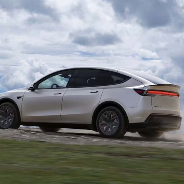 Alors qu’Elon Musk s’entête sur la conduite autonome, Tesla s’effondre en Europe
