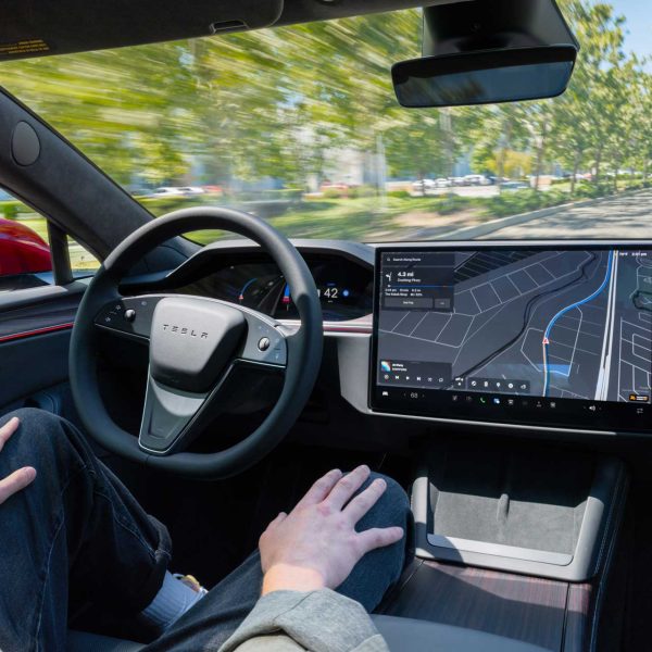 Tesla abandonne son supercalculateur Dojo : quel avenir pour sa conduite autonome ?