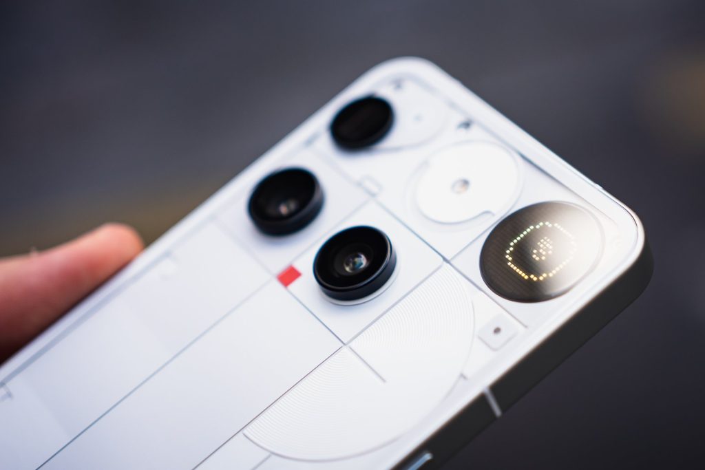 Pour le Phone(3), Nothing a fait passer des photos de professionnels pour des photos d’utilisateurs