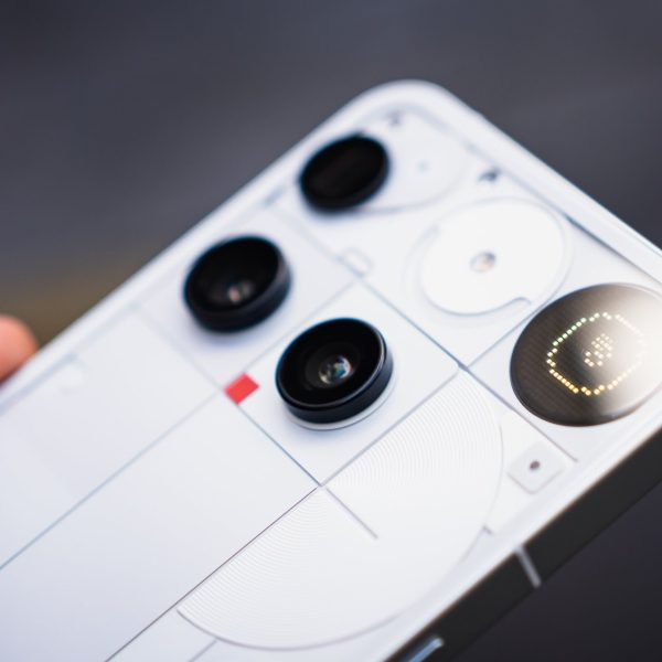 Pour le Phone(3), Nothing a fait passer des photos de professionnels pour des photos d’utilisateurs