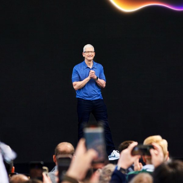 Dans la course à l’IA, Tim Cook espère une remontada d’Apple