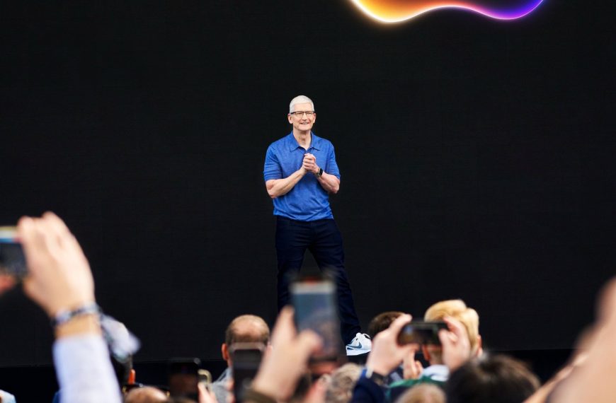 Dans la course à l’IA, Tim Cook espère une remontada d’Apple