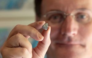 Cette météorite qui a traversé son toit serait plus vieille que notre planète