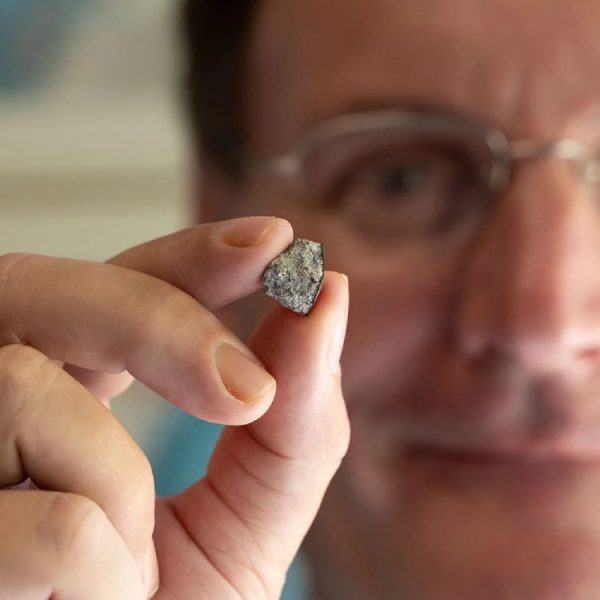 Cette météorite qui a traversé son toit serait plus vieille que notre planète
