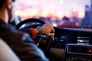 Ivre, il rentre en toute sécurité avec sa voiture grâce à ce service chinois