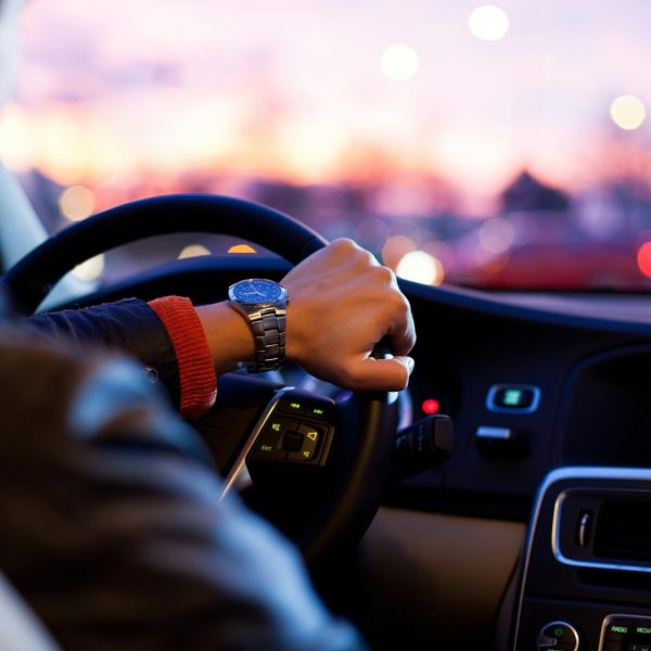 Ivre, il rentre en toute sécurité avec sa voiture grâce à ce service chinois