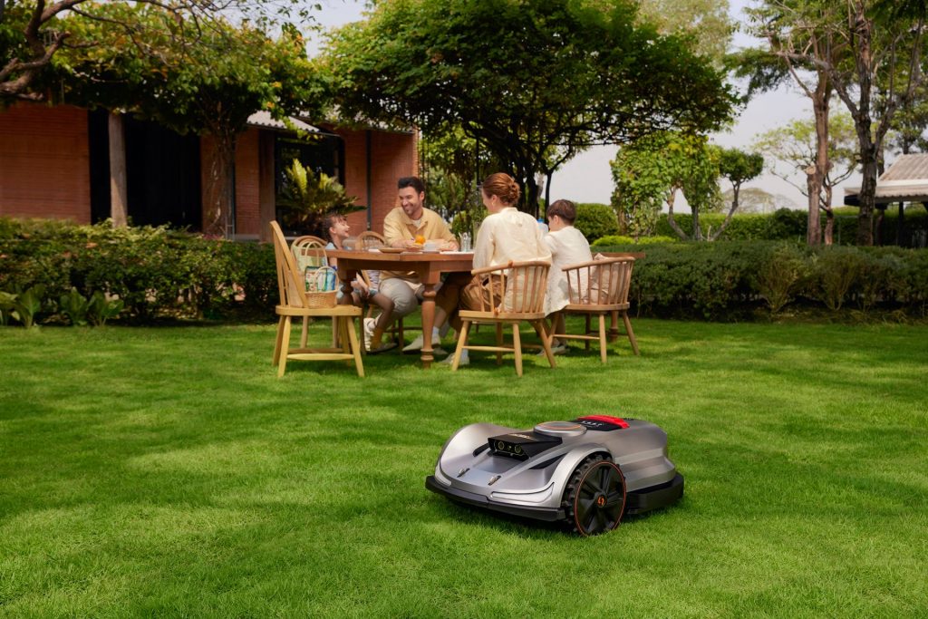 Avec les tondeuses Sunseeker Elite X7 et X7+, l’herbe n’est pas plus verte chez le voisin
