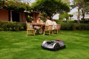 Avec les tondeuses Sunseeker Elite X7 et X7+, l’herbe n’est pas plus verte chez le voisin
