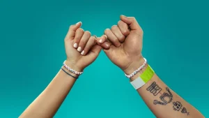 "Tranchante comme un rasoir" Notée 100%, c'est l'une des meilleures séries de 2025 et elle n'est pas sur Netflix