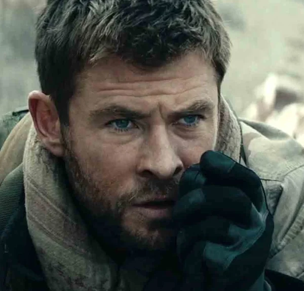 Ce film de guerre avec Chris Hemsworth cartonne sur Amazon : il est inspiré d'une histoire vraie