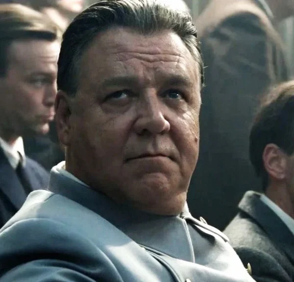 Russell Crowe prête ses traits à l’un des hommes les plus infâmes de l’Histoire dans ce film, et les premières critiques ne lui font pas de cadeaux…